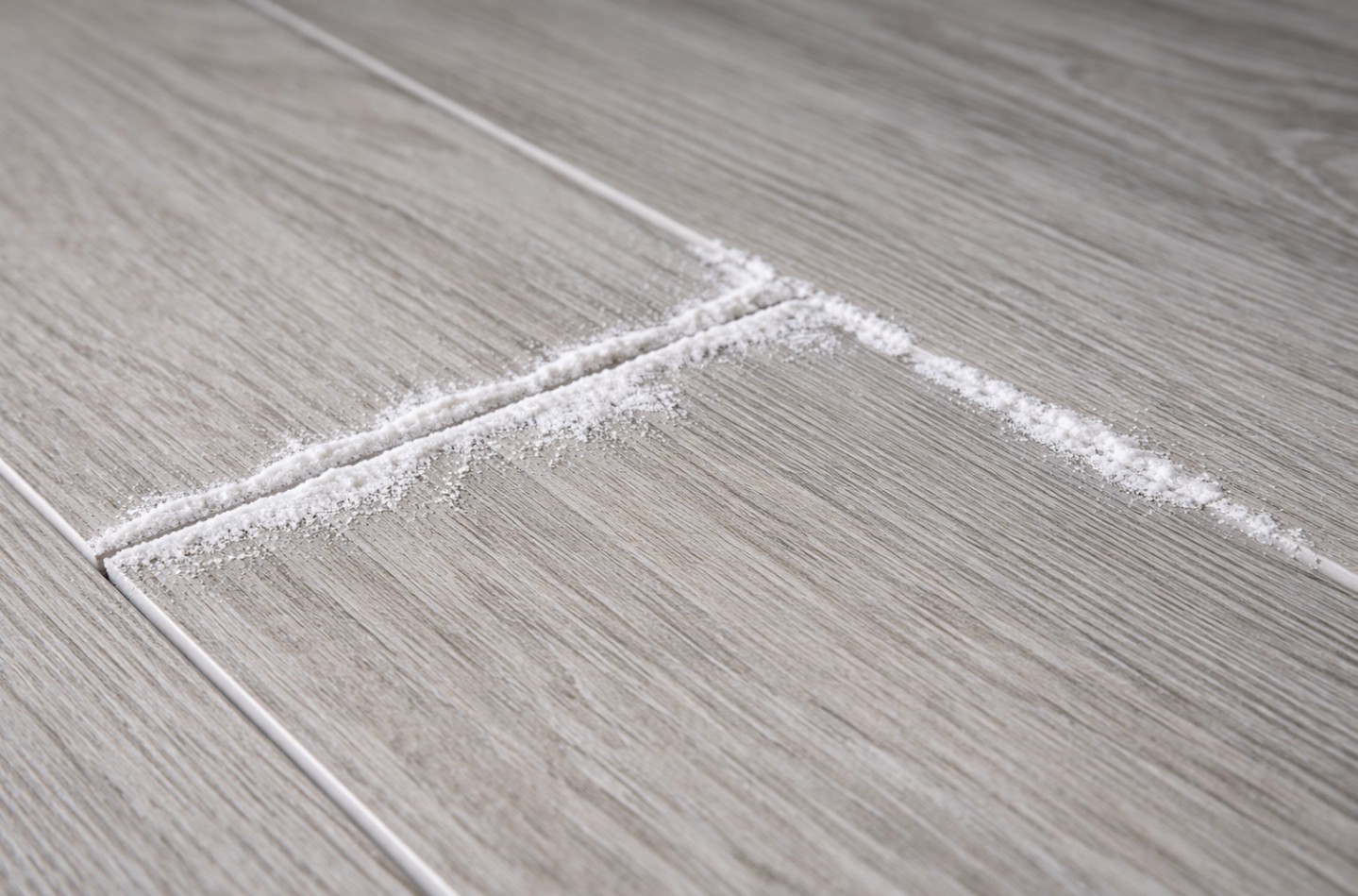 Efflorescence-Like Mineral Migration at LVT/SPC Joints